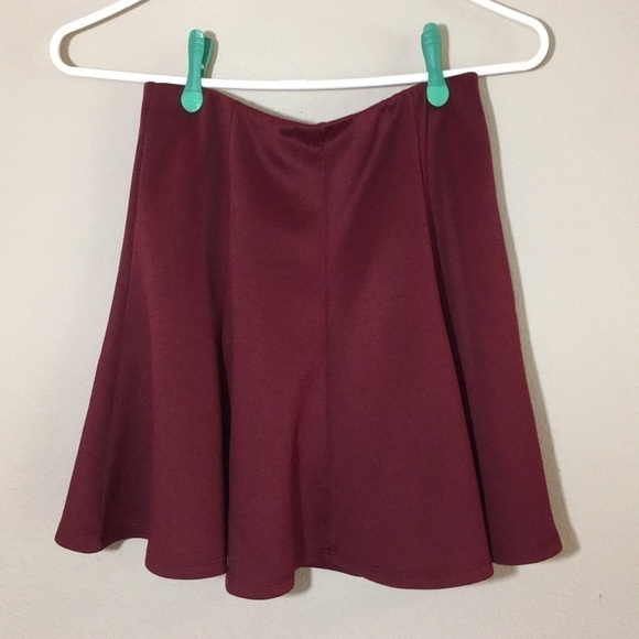 Forever 21 Dresses & Skirts - Forever 21 burgundy skater skirt. Size small.